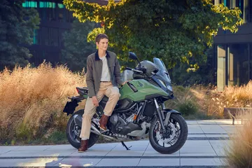 La Honda NC750X combina estilo y funcionalidad, ideal para diversos terrenos.
