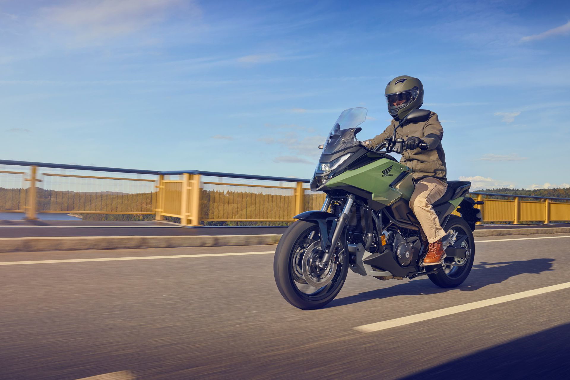 La NC750X combina estilo y eficiencia, consumiendo solo 3,5 l/100 km.