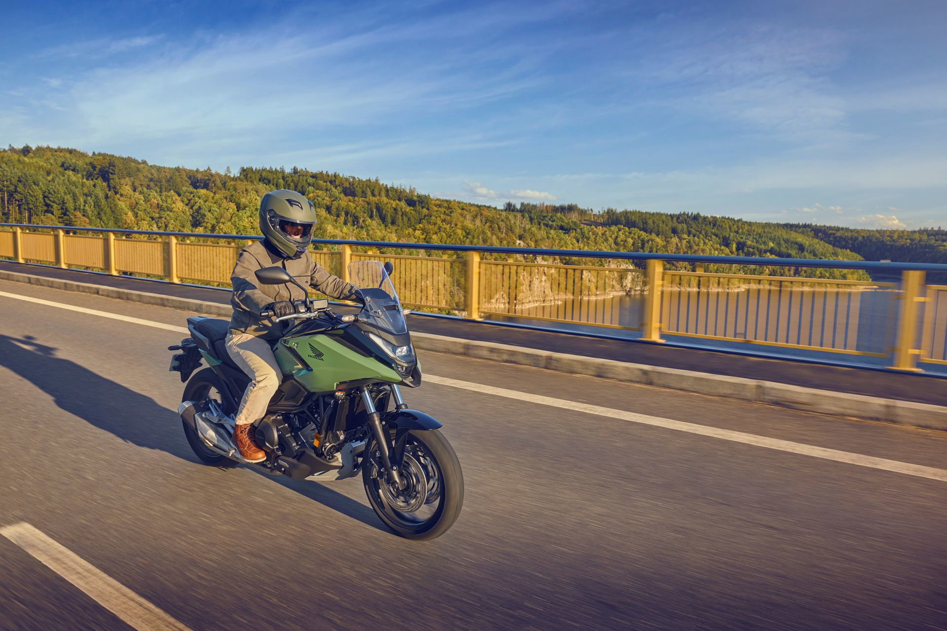 La NC750X, versátil y eficiente, ideal para todo tipo de recorridos con solo 3,5 l/100 km.