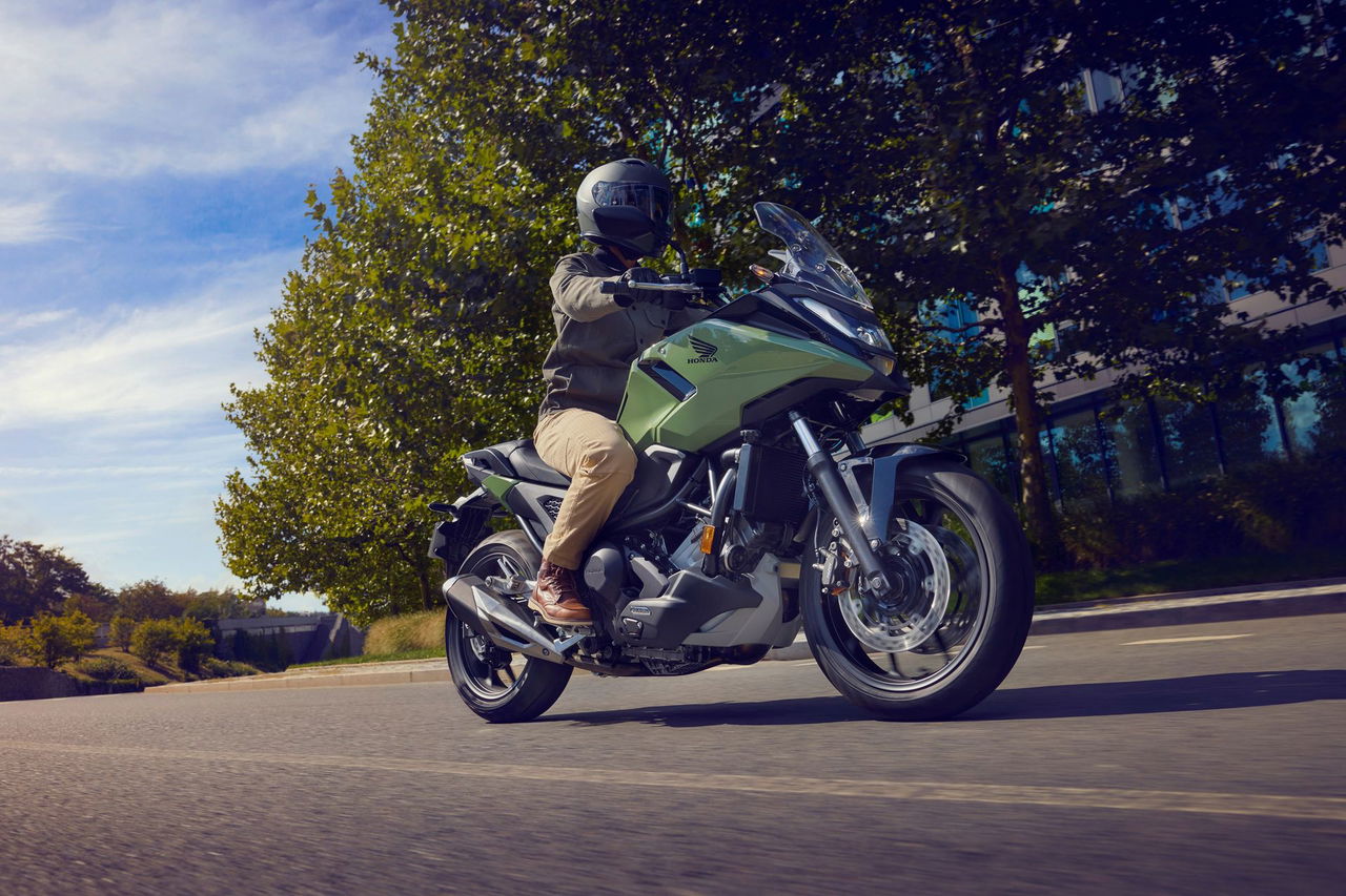 La Honda NC750X combina estilo y funcionalidad, ideal para aventuras urbanas y rurales.
