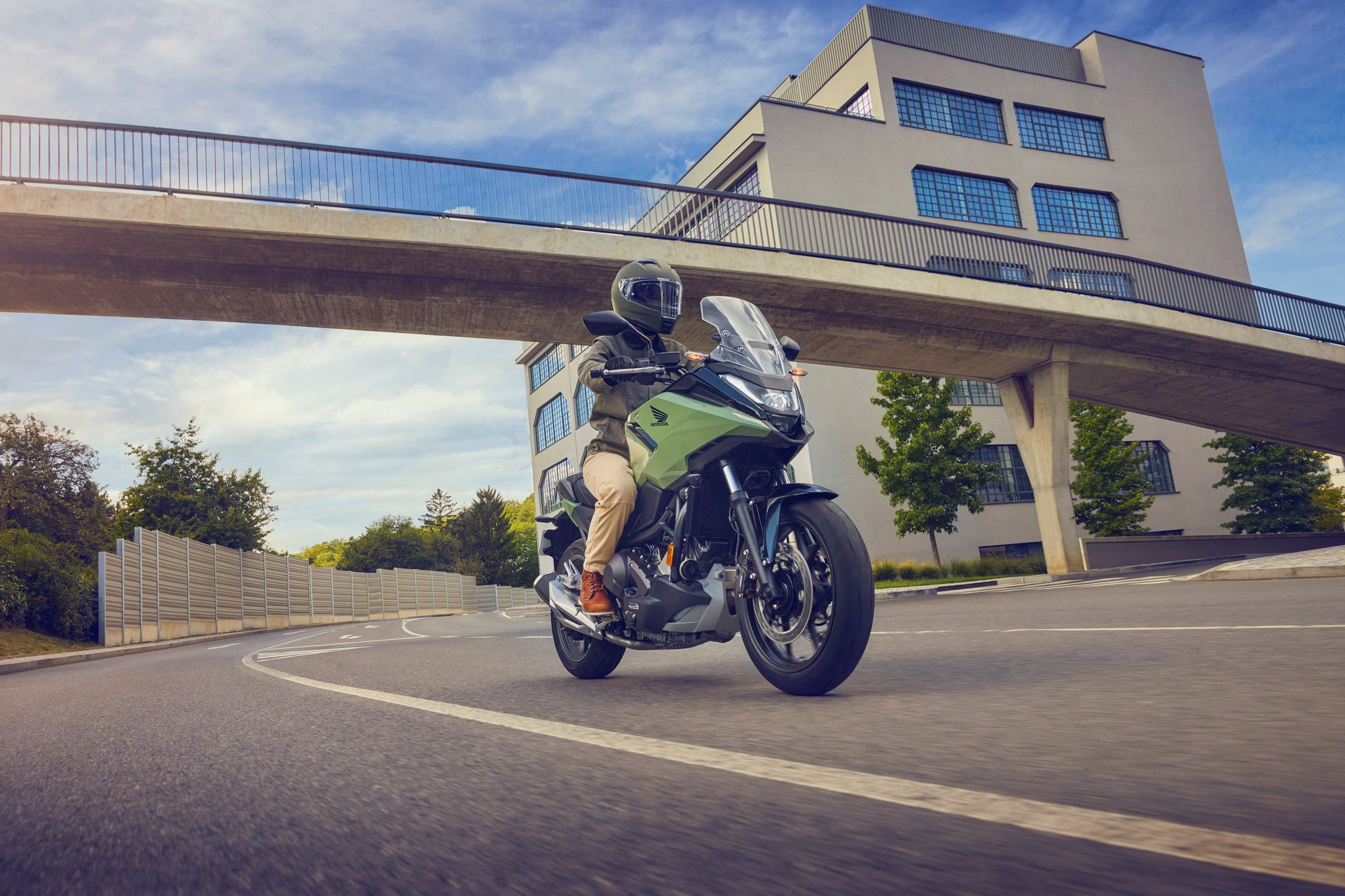 La Honda NC750X combina versatilidad y eficiencia, consumiendo solo 3,5 l/100 km.