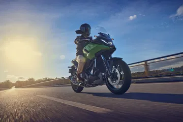 La Honda NC750X fusiona estilos: versatilidad en carretera y bajo consumo. Ideal para todo tipo de aventuras.
