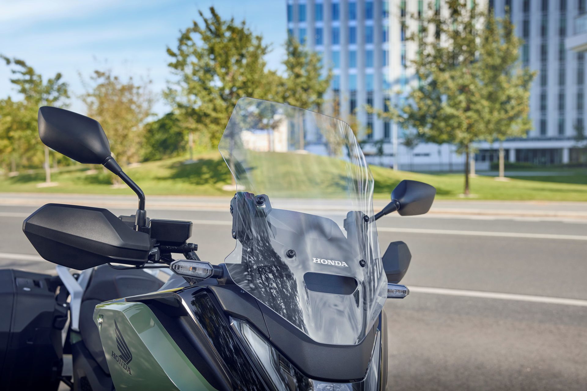 La Honda NC750X combina características de scooter, trail y deportiva, destacando su eficiencia.