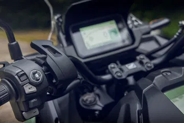 Vista del manillar y pantalla de la Honda NC750X, resaltando su diseño ergonómico.
