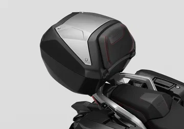 Detalle del maletero de la Honda NC750X, ideal para aventuras y viajes.