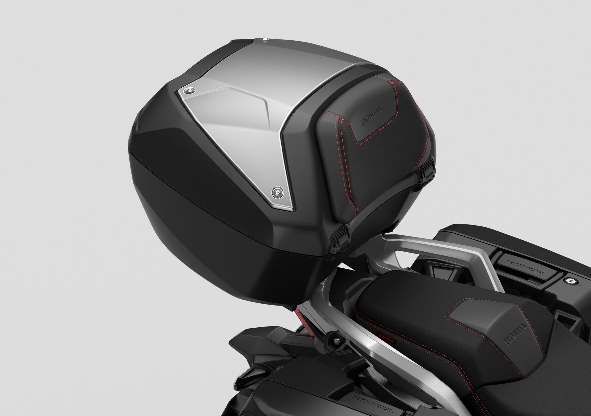 Detalle del maletero de la Honda NC750X, ideal para aventuras y viajes.