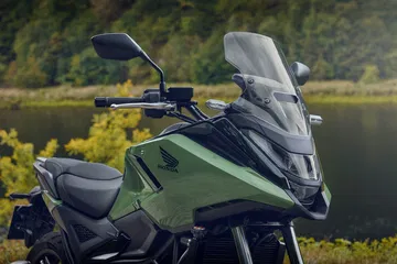 La Honda NC750X destaca por su diseño versátil y eficiente, con un consumo de 3,5 l/100 km.