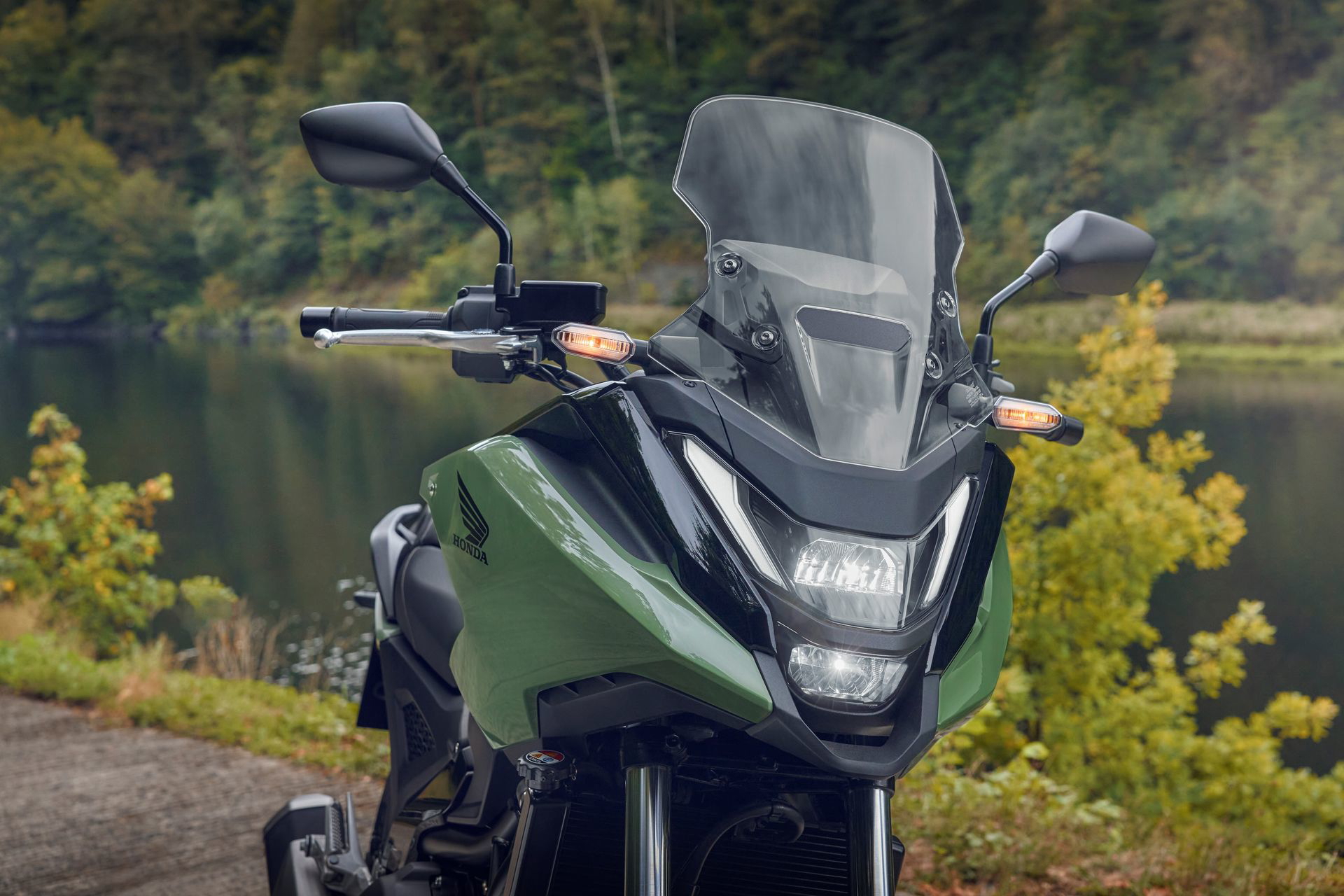 La NC750X destaca por su diseño versátil y aerodinámico, ideal para cualquier aventura.