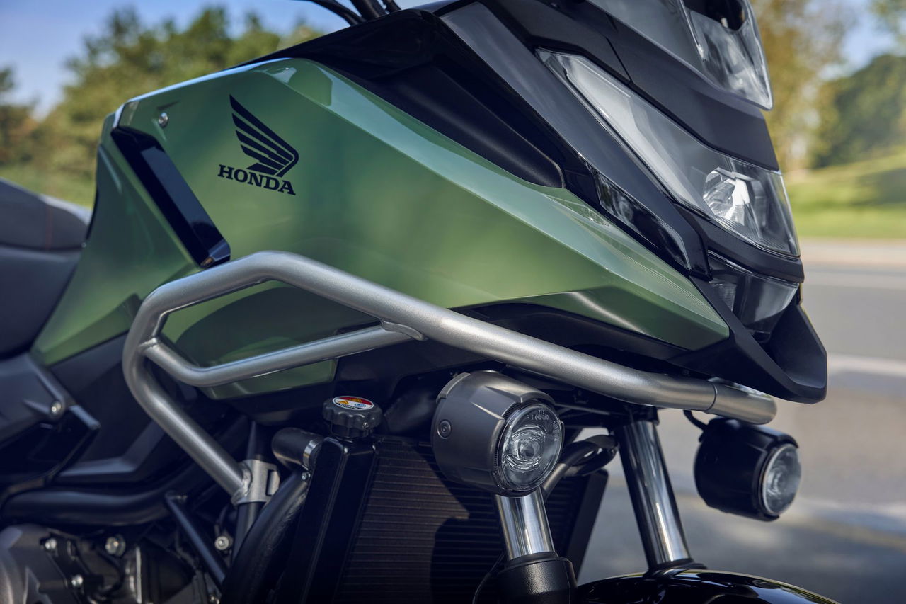 La Honda NC750X destaca por su diseño versátil y eficiencia en consumo. Ideal para cualquier aventura.