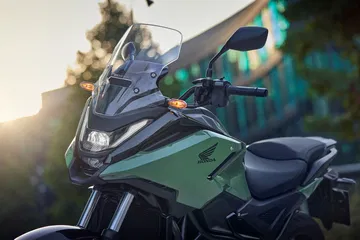 La Honda NC750X destaca por su diseño versátil y eficiente, ideal para todo tipo de terreno.