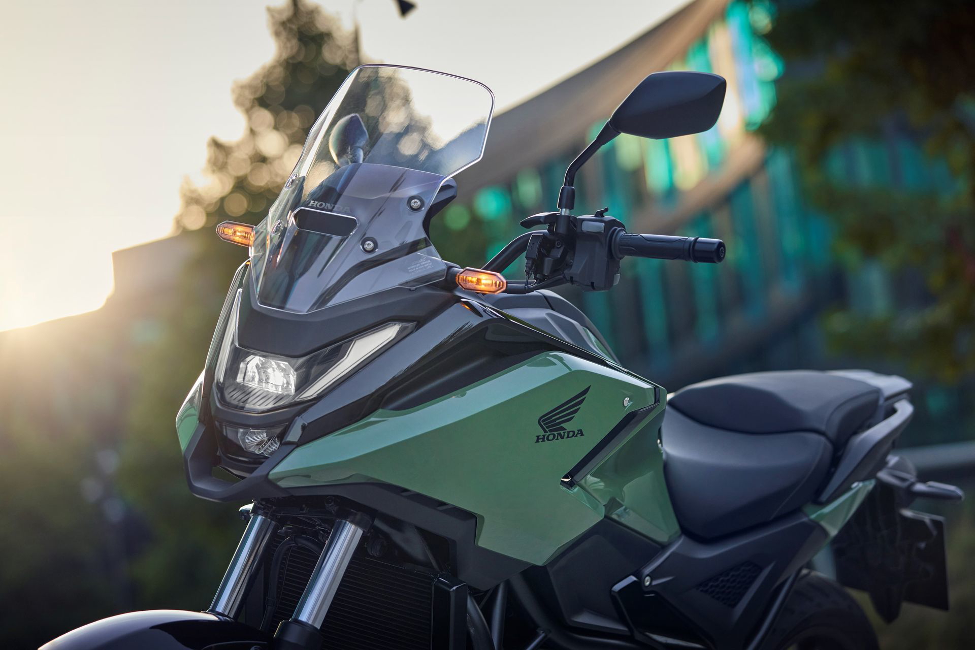 La Honda NC750X destaca por su diseño versátil y eficiente, ideal para todo tipo de terreno.