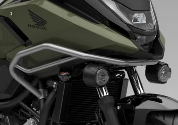 Vista del sistema de protección lateral en la Honda NC750X, destacando su robustez y diseño.