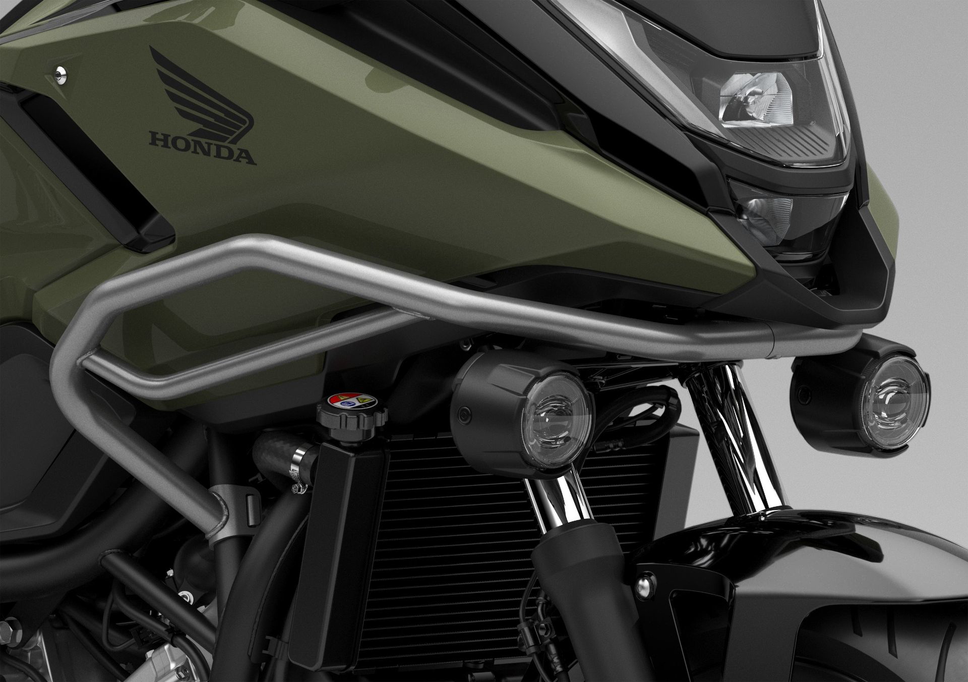 Vista del sistema de protección lateral en la Honda NC750X, destacando su robustez y diseño.