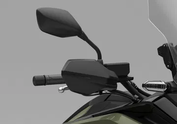 Detalles del manillar y espejos de la Honda NC750X, una moto versátil.