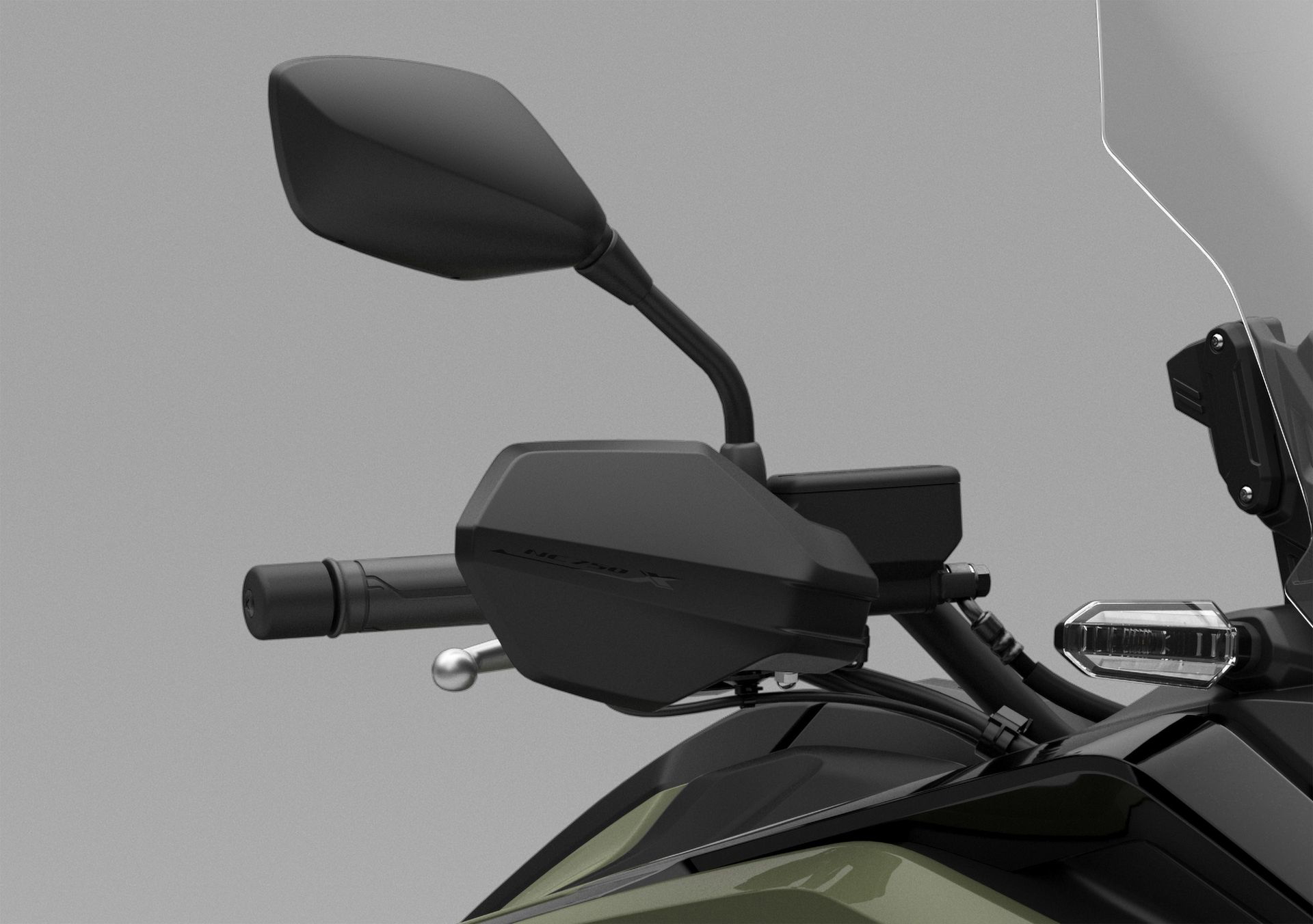 Detalles del manillar y espejos de la Honda NC750X, una moto versátil.