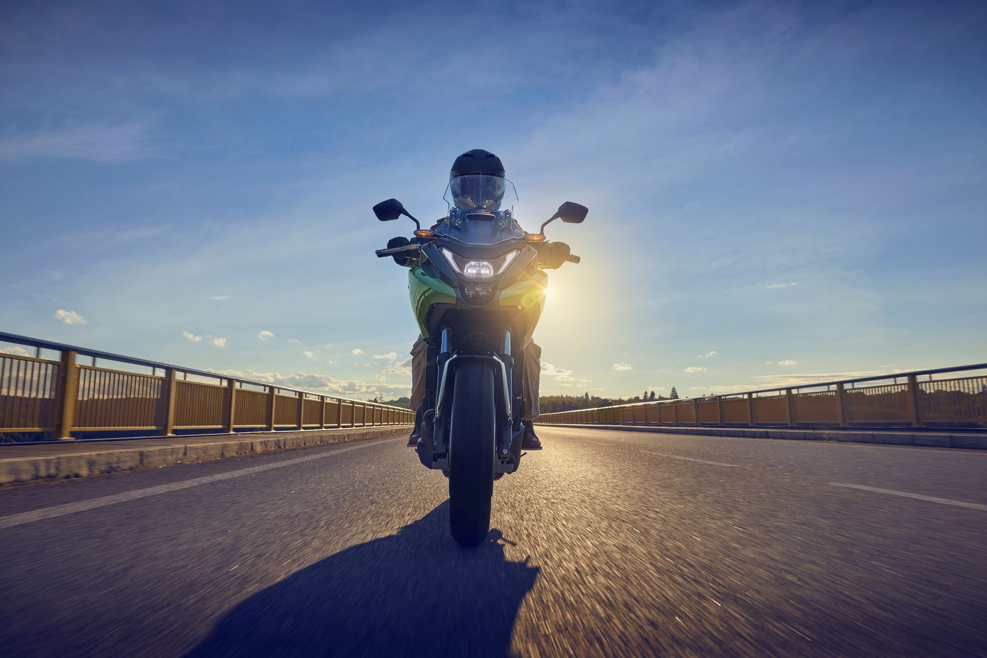 La Honda NC750X es versátil y eficiente, con un consumo de 3,5 l/100 km. Ideal para todo tipo de rutas.