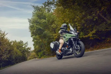 La Honda NC750X combina versatilidad y eficiencia, ideal para aventuras y uso urbano.