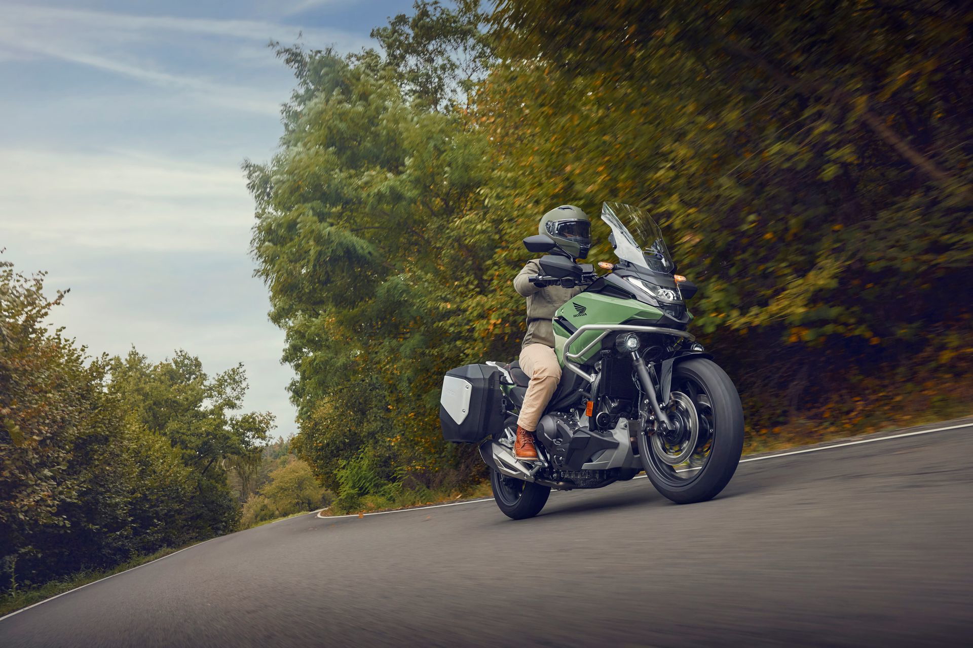 La Honda NC750X combina versatilidad y eficiencia, ideal para aventuras y uso urbano.