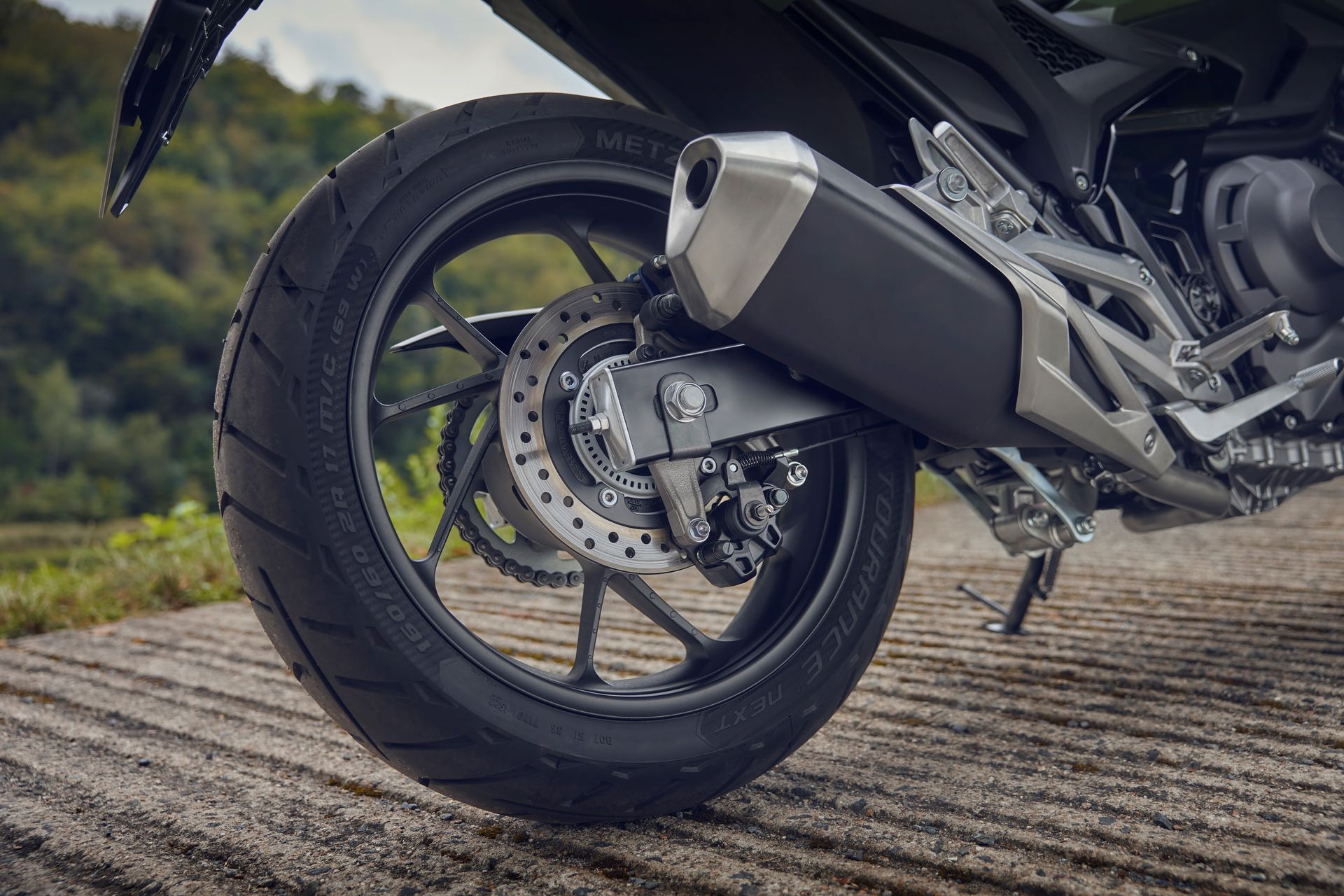 Imagen del sistema de escape, que destaca la ingeniería de la NC750X.