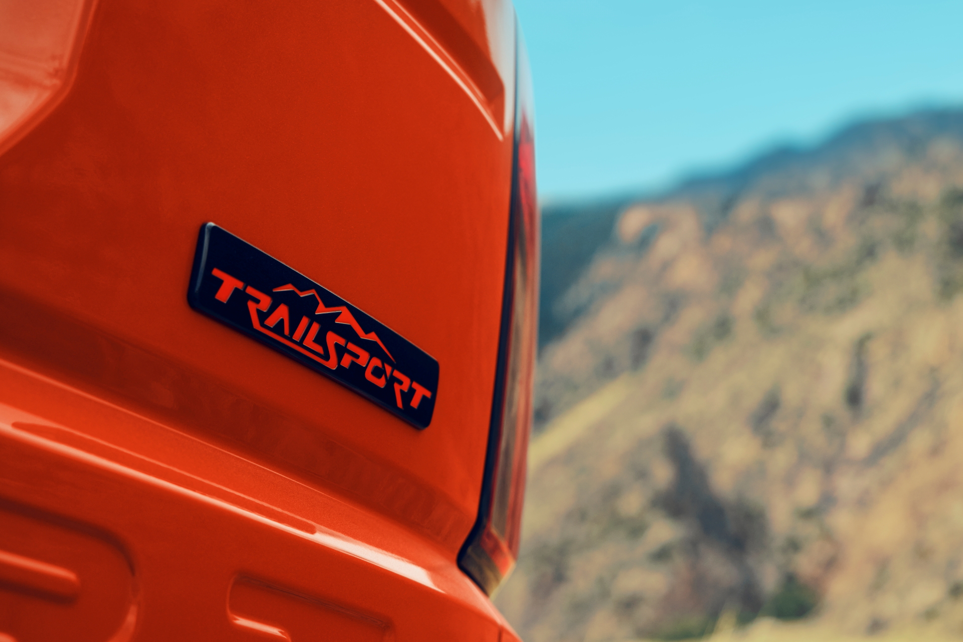 Un acercamiento al emblema TrailSport, que destaca la identidad off-road