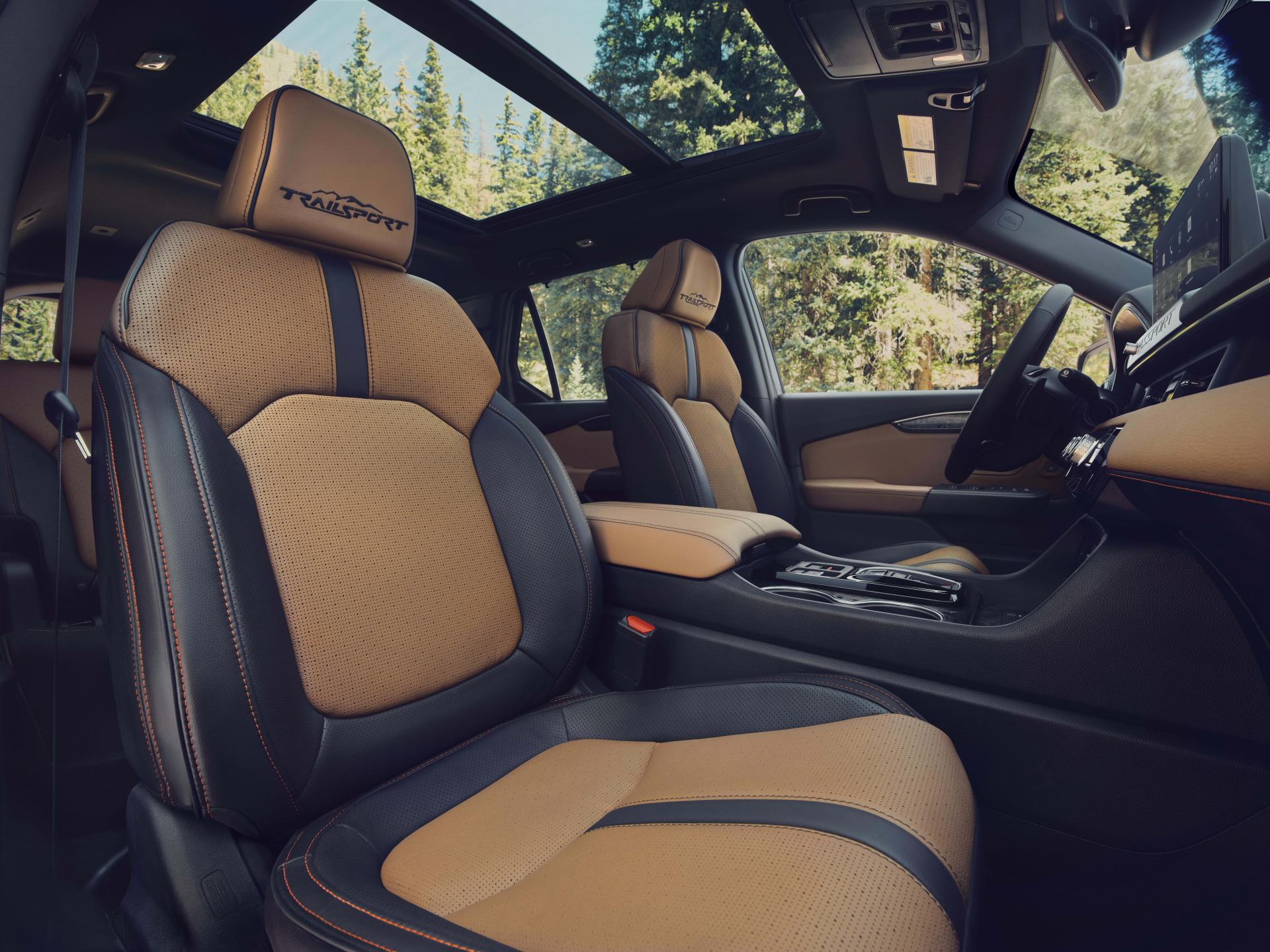 Cabina de lujo con asientos en cuero, ideal para aventuras.