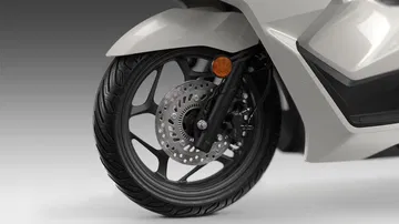 Vista cercana de la rueda delantera del scooter Honda PCX 125.
