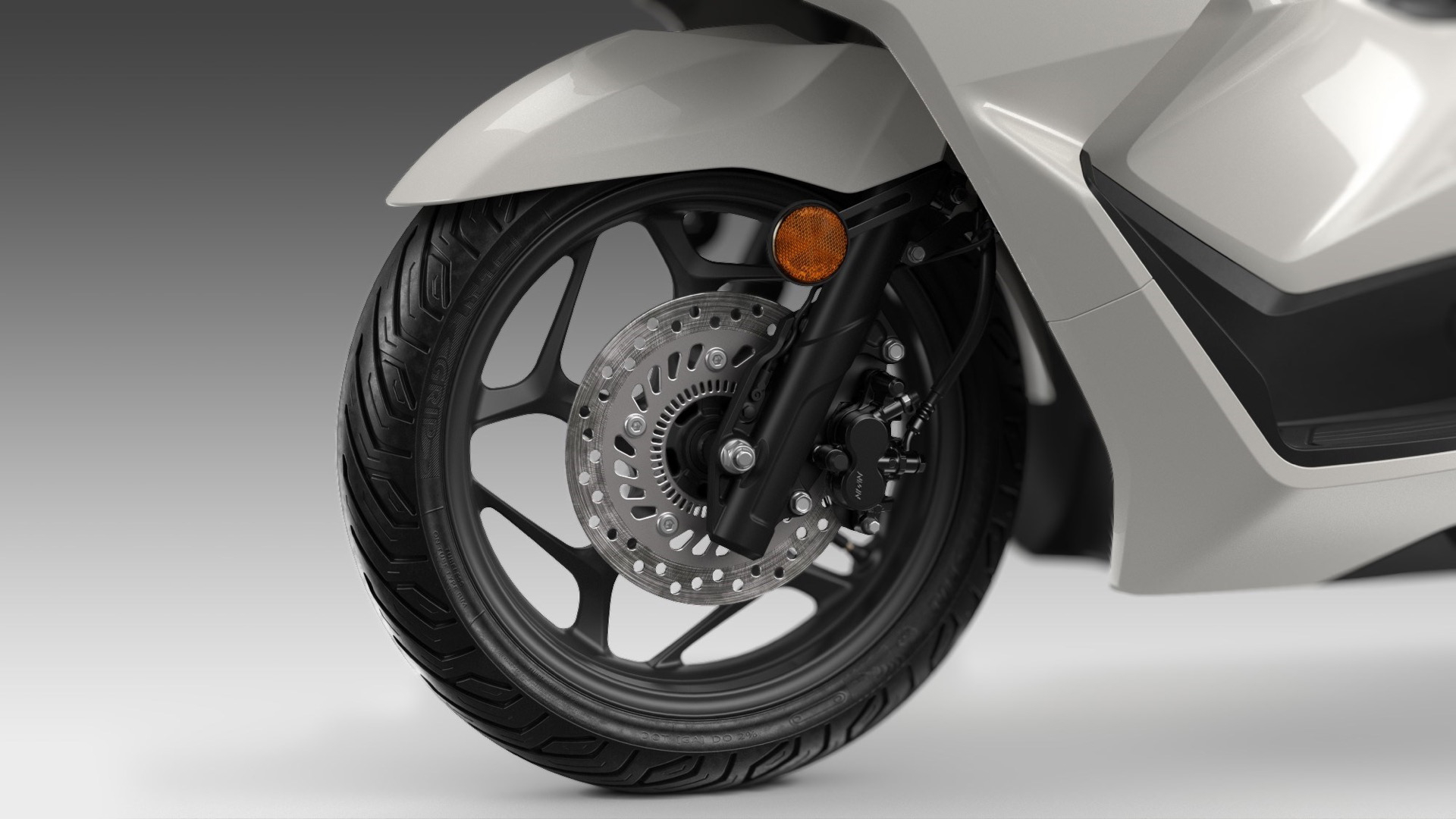 Vista cercana de la rueda delantera del scooter Honda PCX 125.