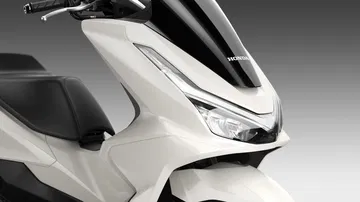 Vista lateral que muestra el diseño aerodinámico del scooter Honda PCX 125 2025