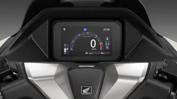Panel de instrumentos digital de la Honda PCX 125, claro y moderno.