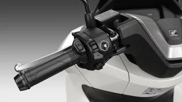 Vista detallada de la instrumentación del Honda PCX 125, ergonomía y diseño mejorados.