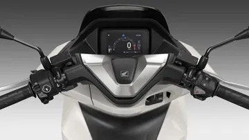 Vista cercana del panel de instrumentos del renovado Honda PCX 125.