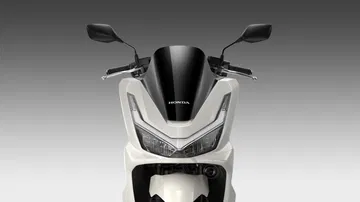 Vista frontal del renovado Honda PCX 125, muestra diseño aerodinámico y faros LED.