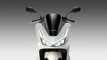 Vista frontal del renovado Honda PCX 125 resaltando su diseño práctico y moderno.