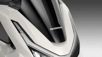 Vista parcial que muestra el acabado y líneas del Honda PCX 125.