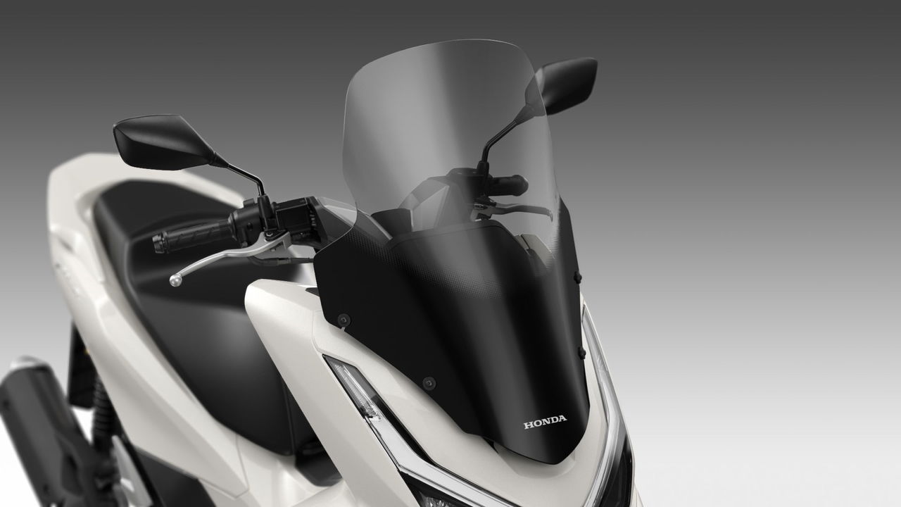 Vista lateral del renovado Honda PCX 125, mostrando líneas aerodinámicas para el 2025.