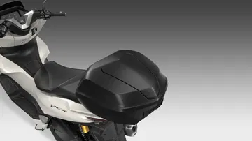 Vista trasera-lateral Honda PCX 125, diseño ergonómico y acabados robustos.