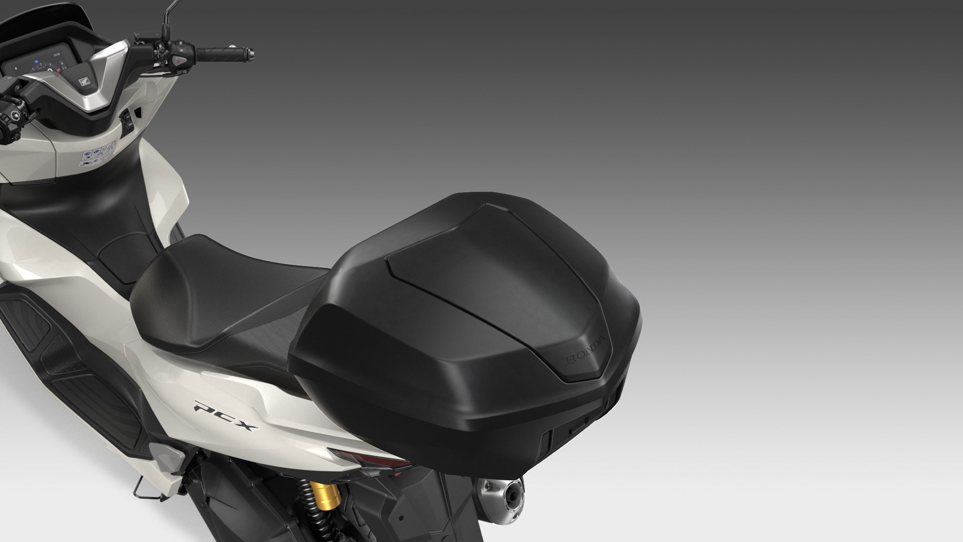 Vista trasera-lateral Honda PCX 125, diseño ergonómico y acabados robustos.