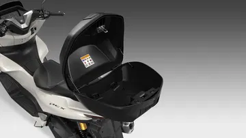 Renovado scooter Honda PCX 125, diseño elegante y funcional.