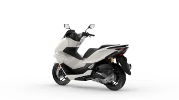 Vista lateral del Honda PCX 125 actualizado, mostrando su diseño aerodinámico.