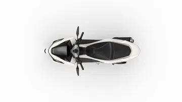 Vista aérea del Honda PCX 125 revelando su diseño aerodinámico y ergonómico.