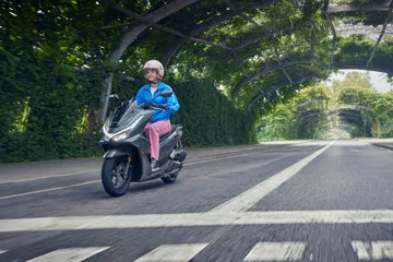 Honda PCX 125 2025 en acción, destilando eficiencia y fiabilidad.