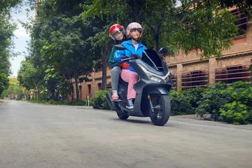 Vista lateral del Honda PCX 125, un scooter que combina economía y fiabilidad.