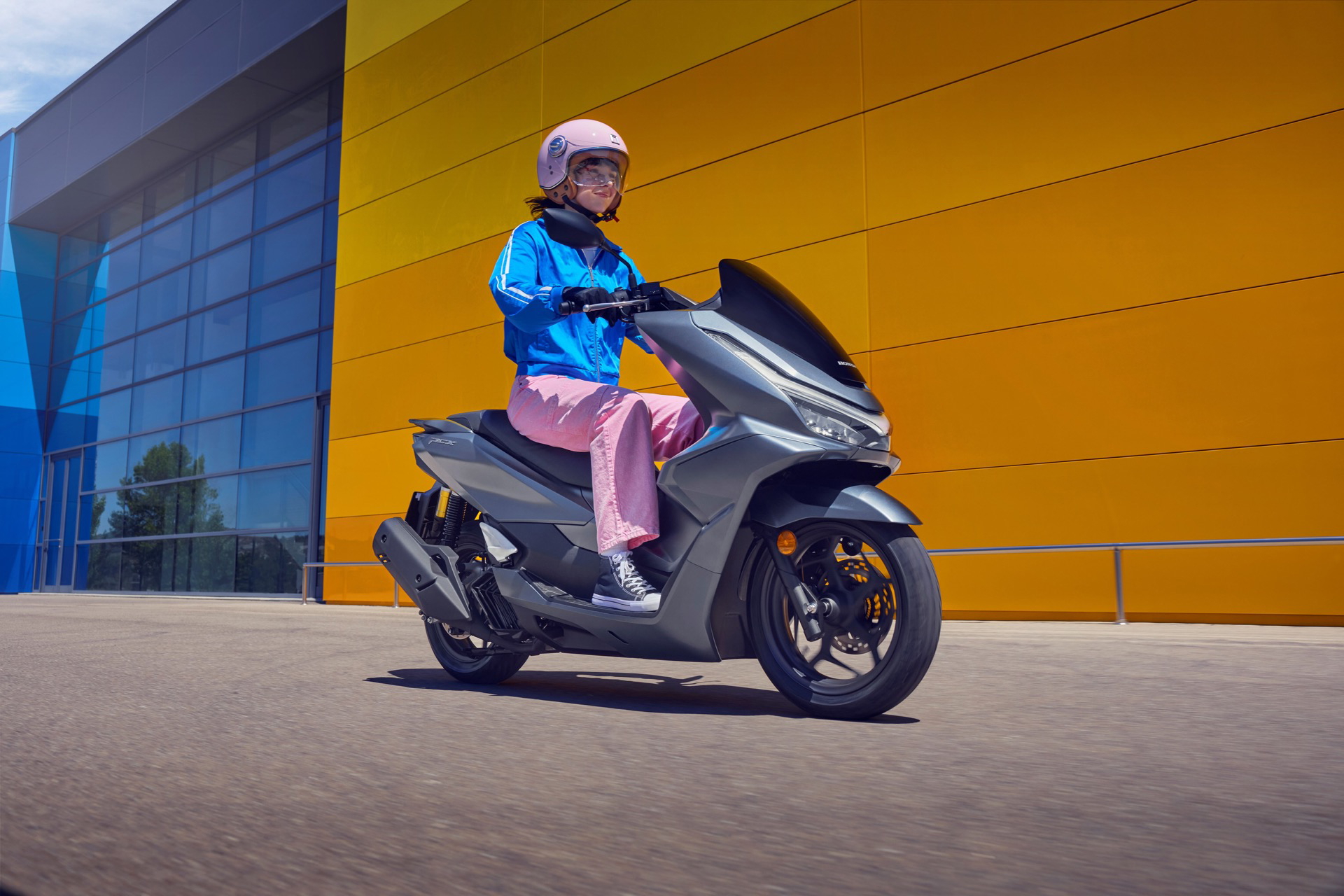 La Honda PCX 125 modelo 2025 se muestra en todo su esplendor, manteniendo su esencia económica y robusta.