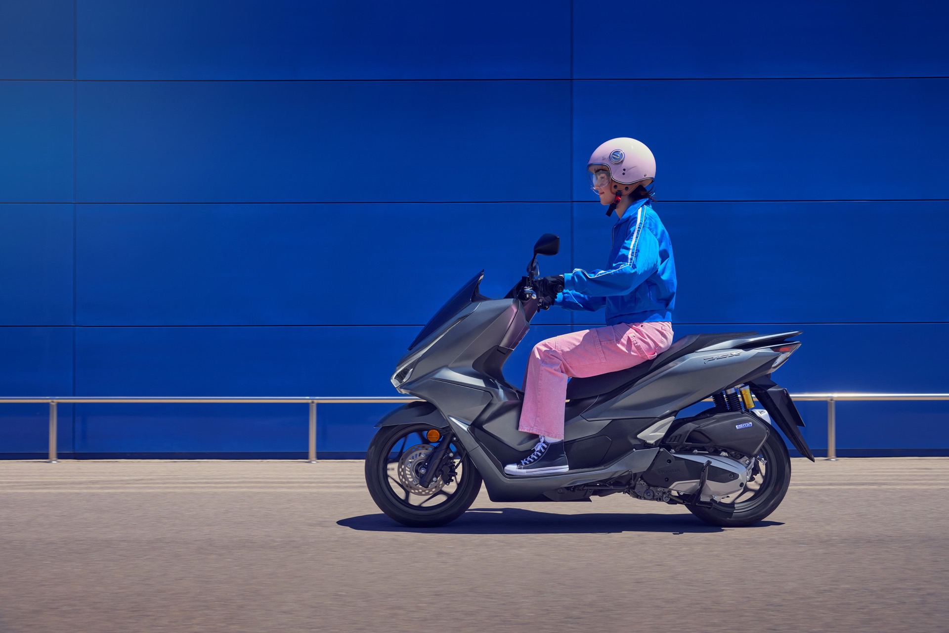 Renovado scooter Honda PCX 125, diseño elegante y eficiencia en su versión 2025.