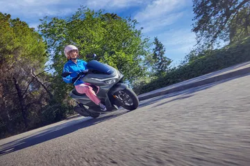 La Honda PCX 125 versión 2025, liderando el segmento con fiabilidad y economía.