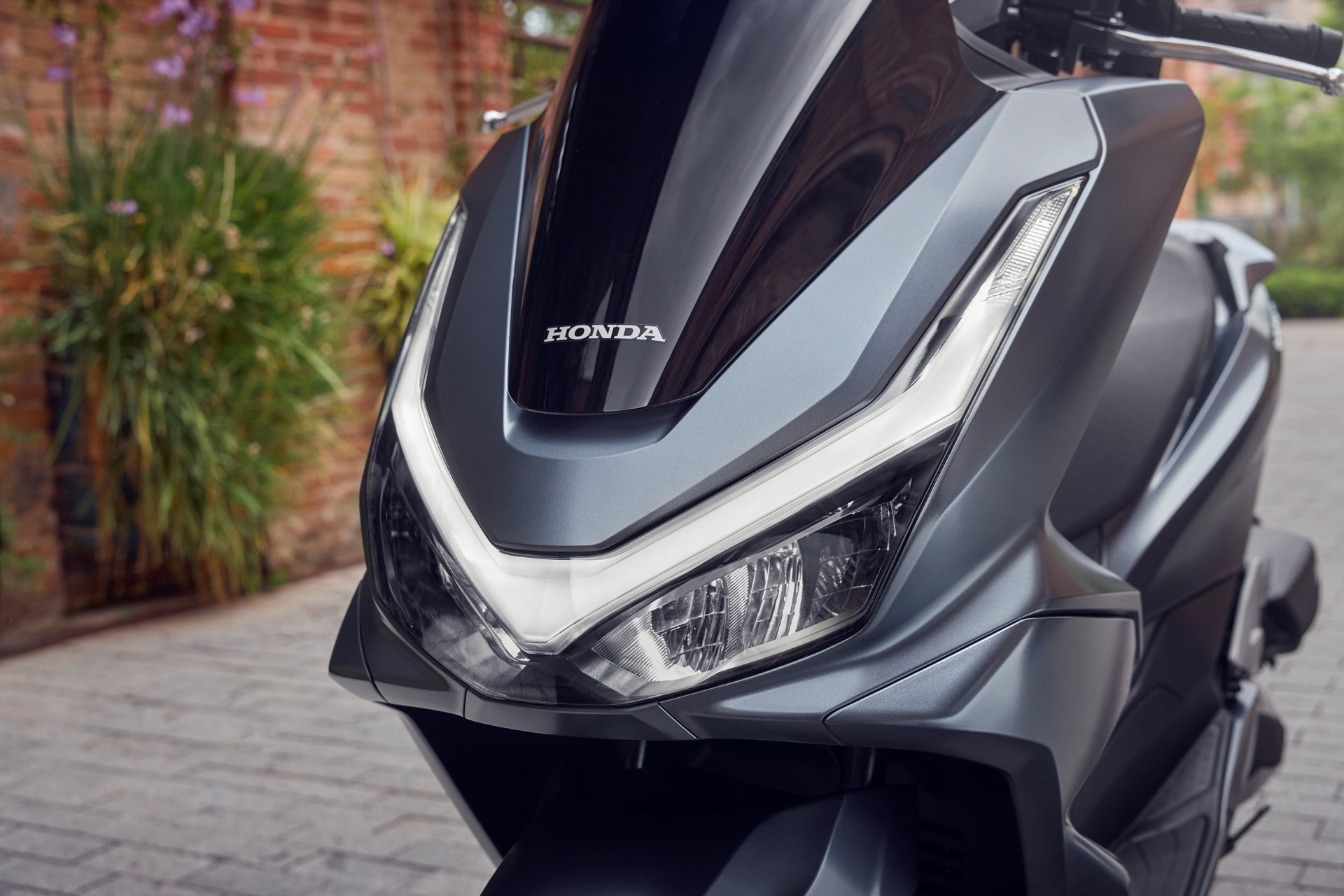 Renovado Honda PCX 125 con líneas modernas y elegantes, promete eficiencia y durabilidad