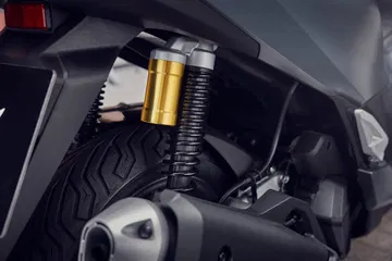 Vista detallada de la suspensión y llanta traseras del Honda PCX 125.