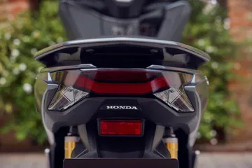 Vista trasera del Honda PCX 125 2025, scooter eficiente y duradero.