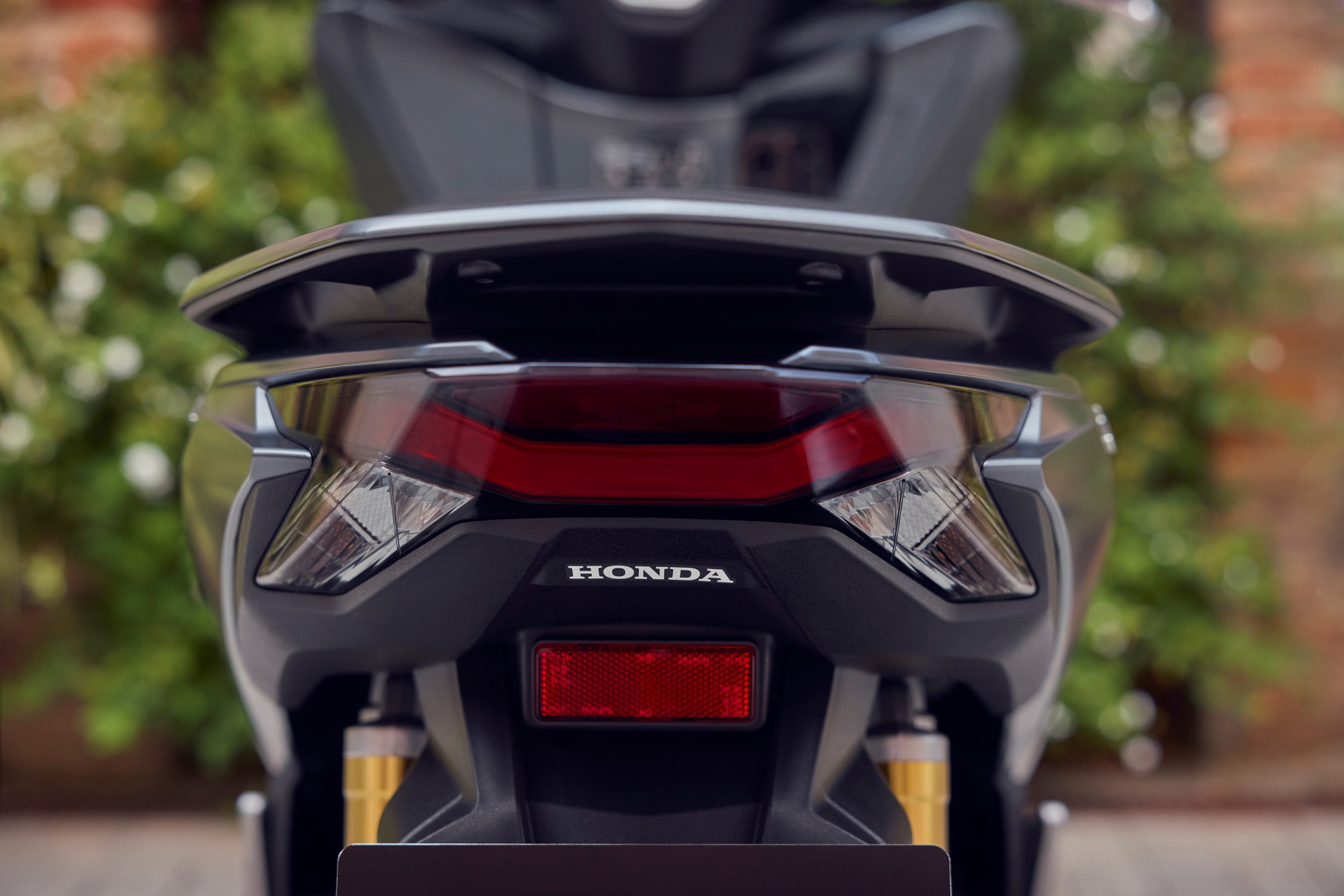 Vista trasera del Honda PCX 125 2025, scooter eficiente y duradero.