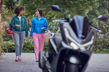 Vista trasera de la Honda PCX 125 modelo 2025, reflejo de diseño y fiabilidad.